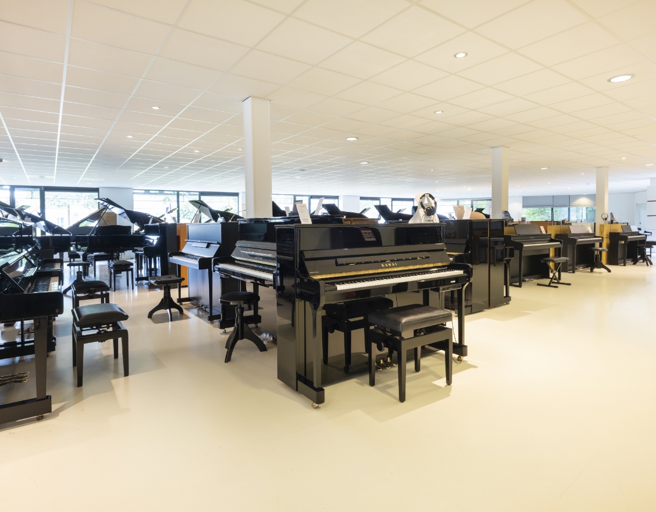 Piano huurkopen 2 Piano’s in de showroom van Schumer in Hengelo