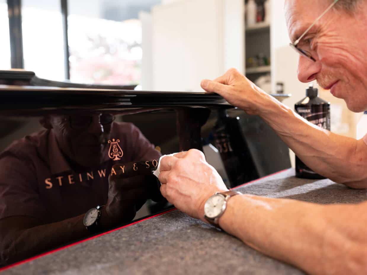 Over ons 4 Medewerker van Schumer maakt een Steinway vleugel schoon
