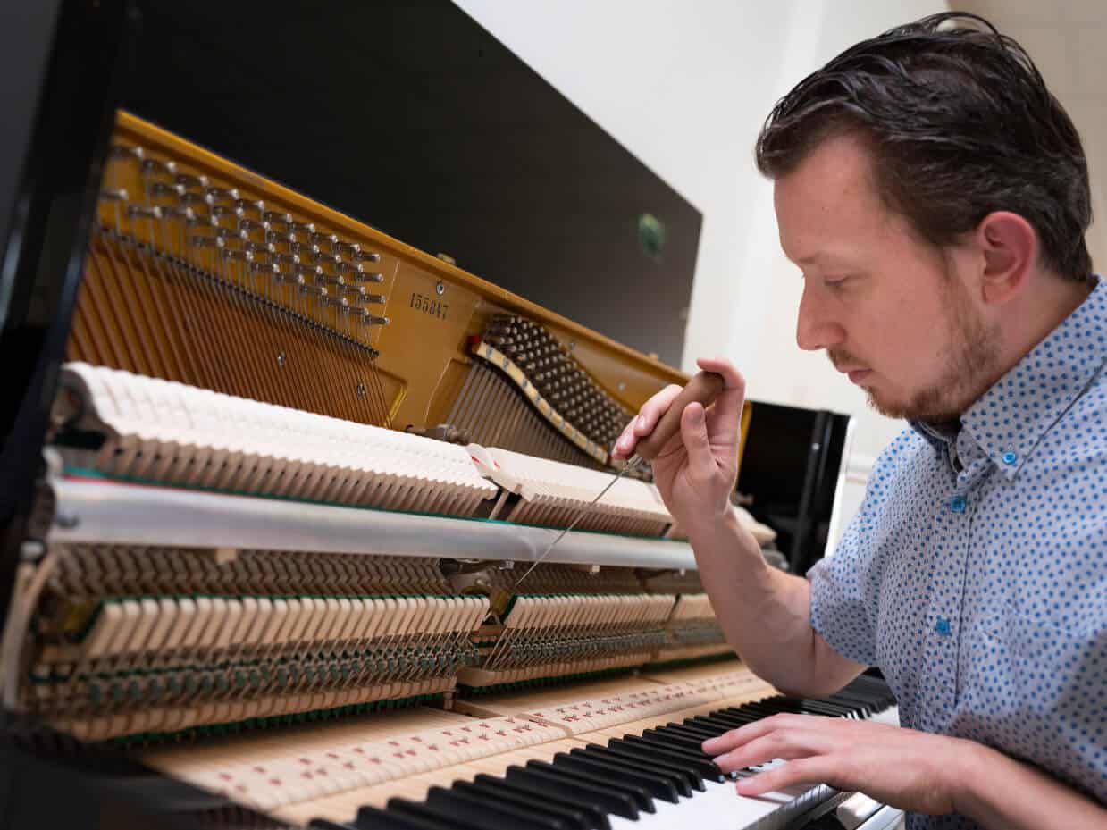 Piano wordt onderhouden in de werkplaats van Schumer