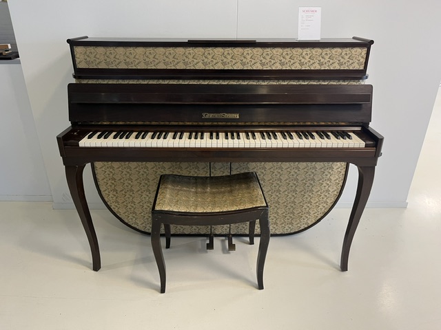 Grotrian-Steinweg 112 Vintage piano in notenhout vooraanzicht