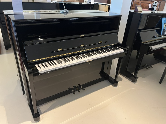 Petrof 118 P1 zijaanzicht met klaviatuur