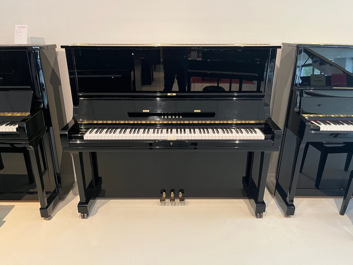 Zwarte Yamaha U3 piano
