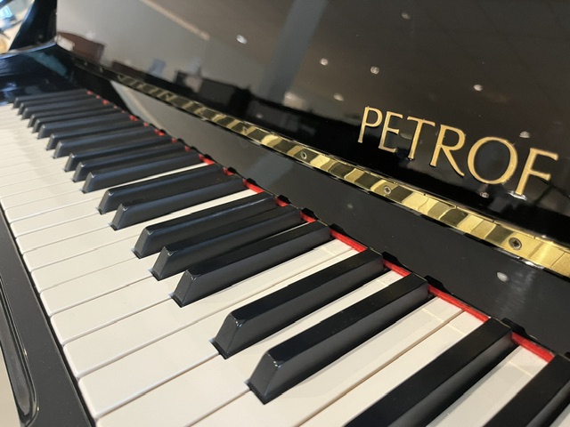 Petrof 131 E1 klaviatuur en Petrof logo detail