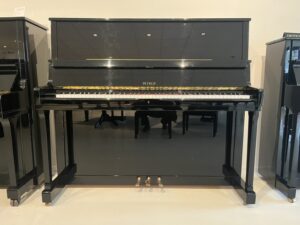 Petrof 131 E1 zwart hoogglans piano vooraanzicht