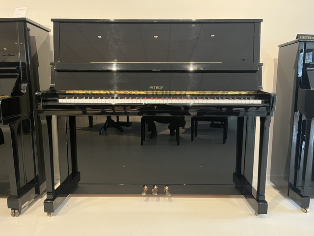 Petrof 131 E1 zwart hoogglans piano vooraanzicht
