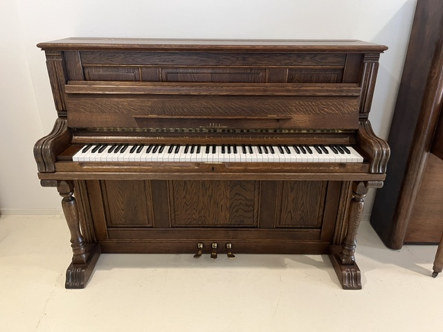 Rippen Largo tweedehands eiken piano vooraanzicht