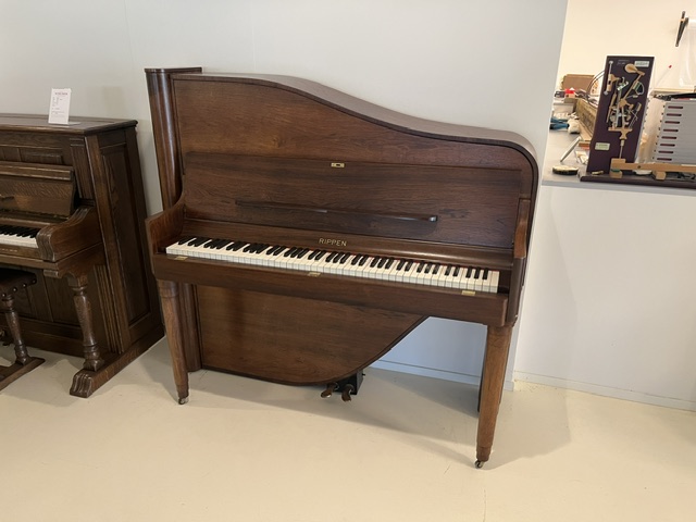 Rippen Maestro design piano schuin aanzicht met logo