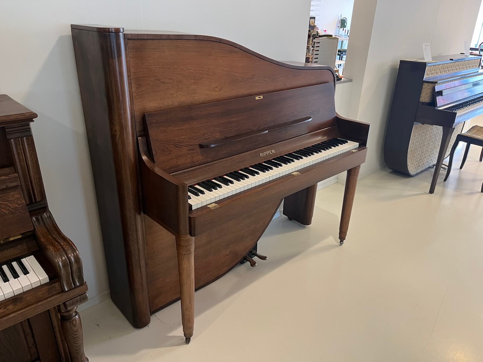 Rippen Maestro tweedehands design piano in notenhout