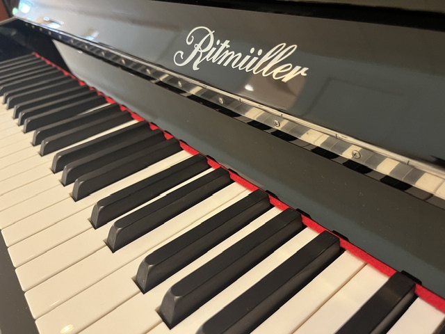 Ritmüller UP 117 NS klaviatuur en logo van dichtbij