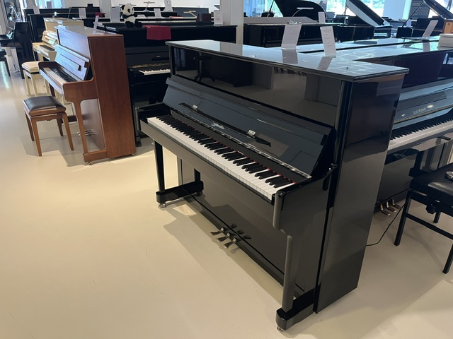 Ritmüller UP 117 NS tweedehands piano in zwart hoogglans
