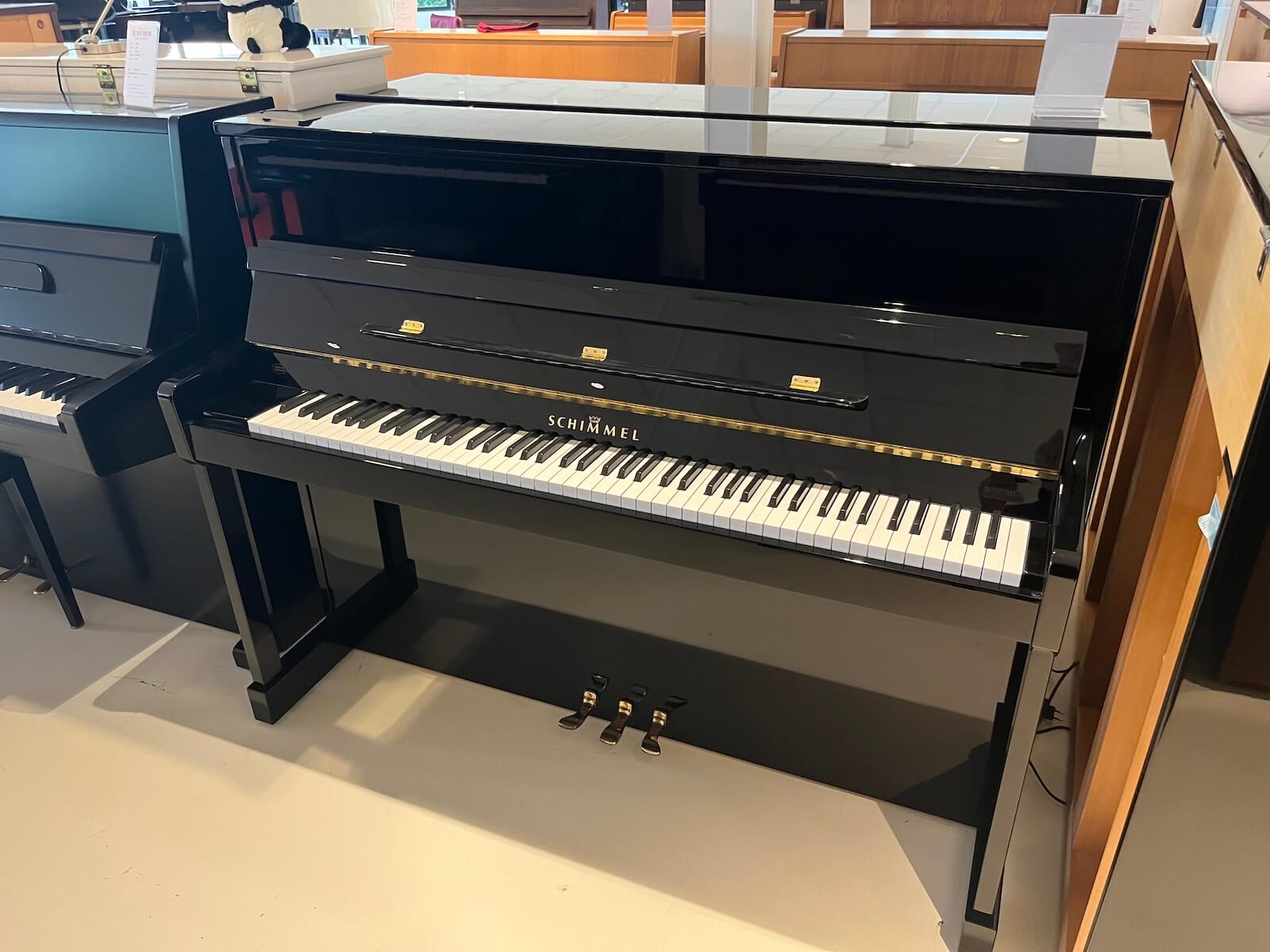 Schimmel 116 S tweedehands piano in zwart hoogglans