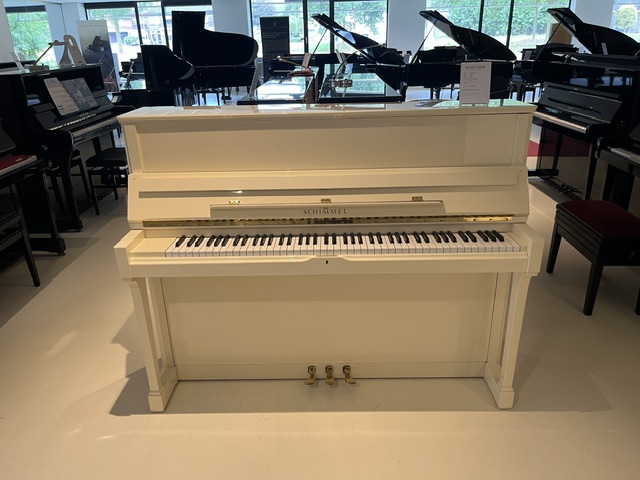 Schimmel 118 T wit hoogglans piano vooraanzicht
