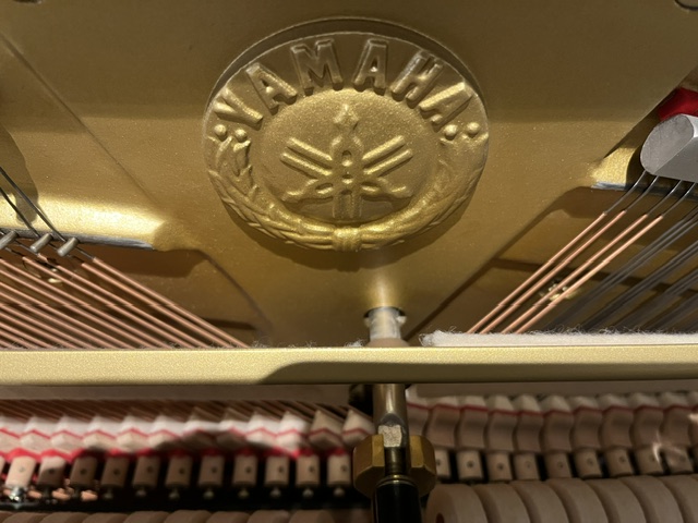 Yamaha embleem op de SU-118C piano