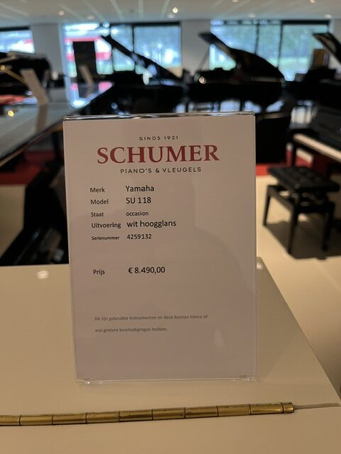 Informatiebordje Yamaha SU-118C bij Schumer Pianos