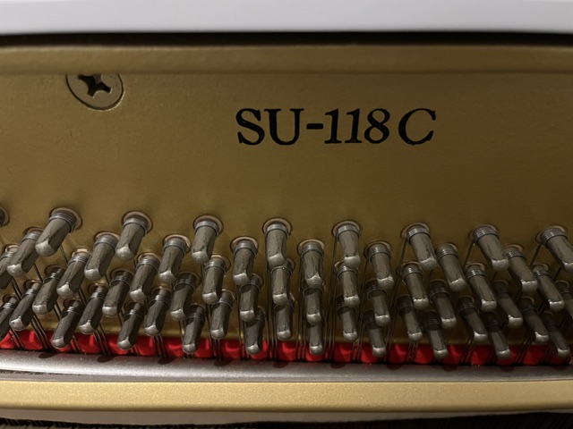 Yamaha SU-118C modelaanduiding op het gietijzeren frame