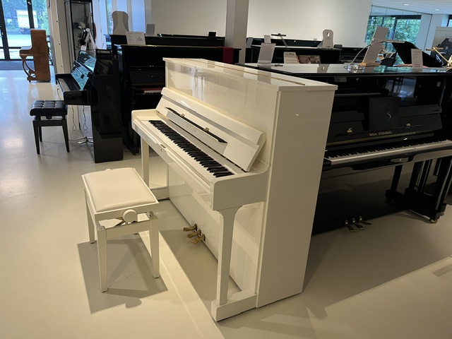 Yamaha SU-118C wit hoogglans, schuin vooraanzicht rechts