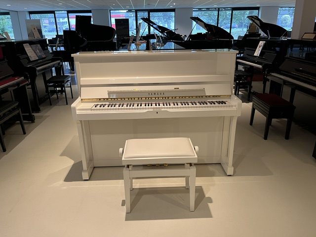 Yamaha SU-118C piano in wit hoogglans, vooraanzicht