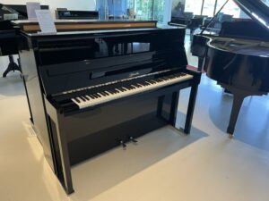 Ritmüller LT 2 chrom piano in zwart hoogglans, vooraanzicht