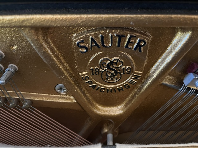 Sauter Spaichingen embleem op het gietijzeren frame