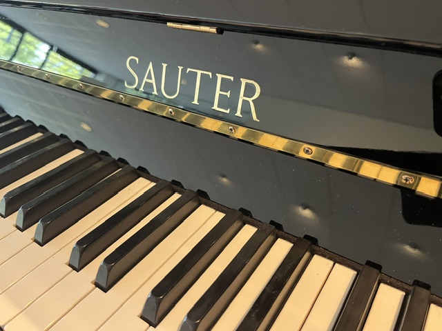 Sauter logo op de klavierklep van de 120