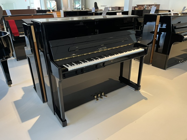 Sauter 120 piano in zwart hoogglans, vooraanzicht