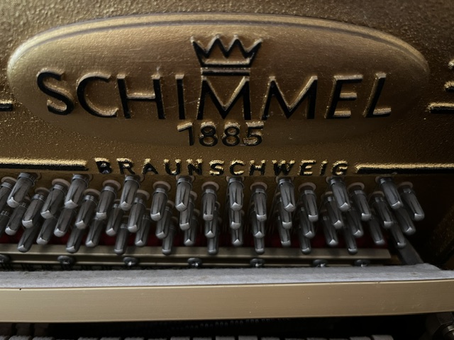Schimmel 1885 Braunschweig embleem op het gietijzeren frame