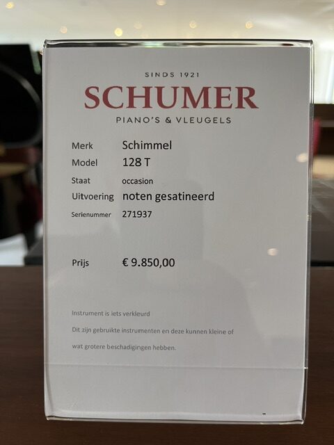 Informatiebordje Schimmel 128 T bij Schumer Pianos
