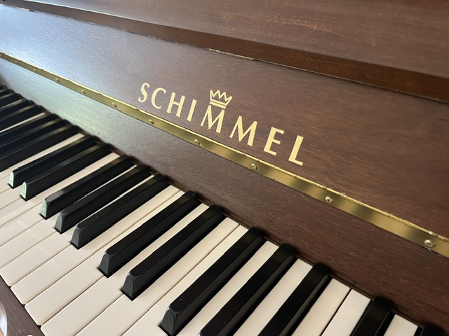 Schimmel logo op de klavierklep van de 128 T