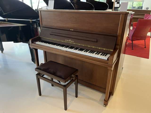 Schimmel 128 T in noten, schuin vooraanzicht