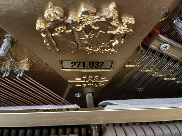Sierembleem en serienummer op het frame van de Schimmel 128 T