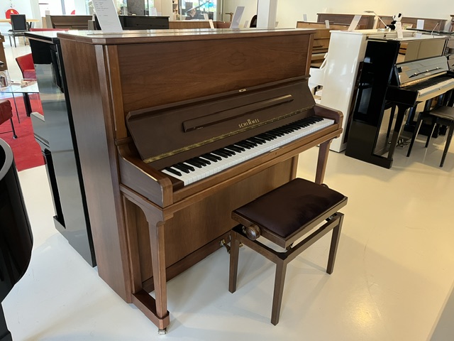 Schimmel 128 T piano in noten gesatineerd, vooraanzicht